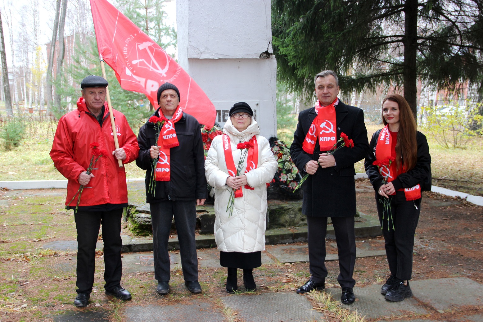 Красные гвоздики к памятнику В. И. Ленину