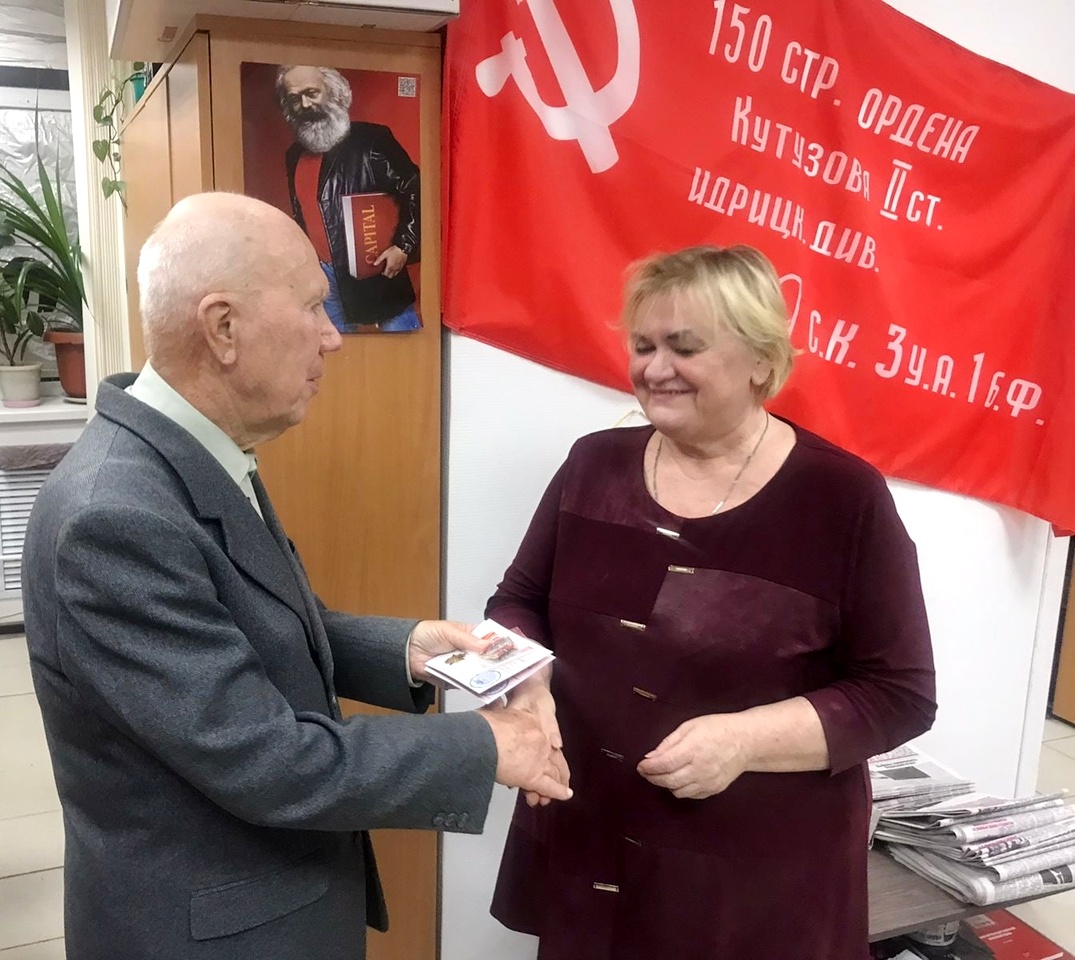 Партийные награды — коммунистам первичного отделения «Звезда»