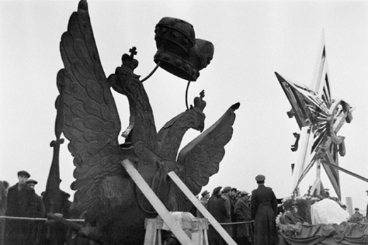 Установка новых символов на башнях Московского Кремля, 
октябрь 1935 года