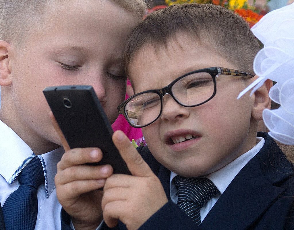 Госдума приняла в I чтении законопроект об ограничении телефонов в школах