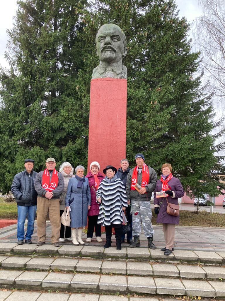 Коммунисты и ветераны возложили цветы к памятнику В. И. Ленину в Гаврилов-Яме