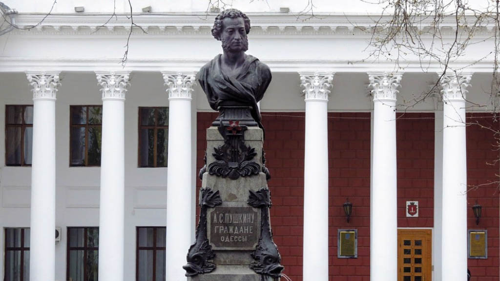 В Одессе памятник Пушкину облили краской