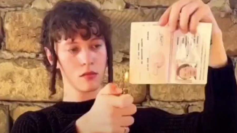 Певец Шарлот извинился за сожжение российского паспорта