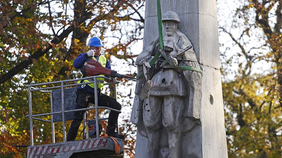 В Польше снесли 468 памятников советским воинам из 561