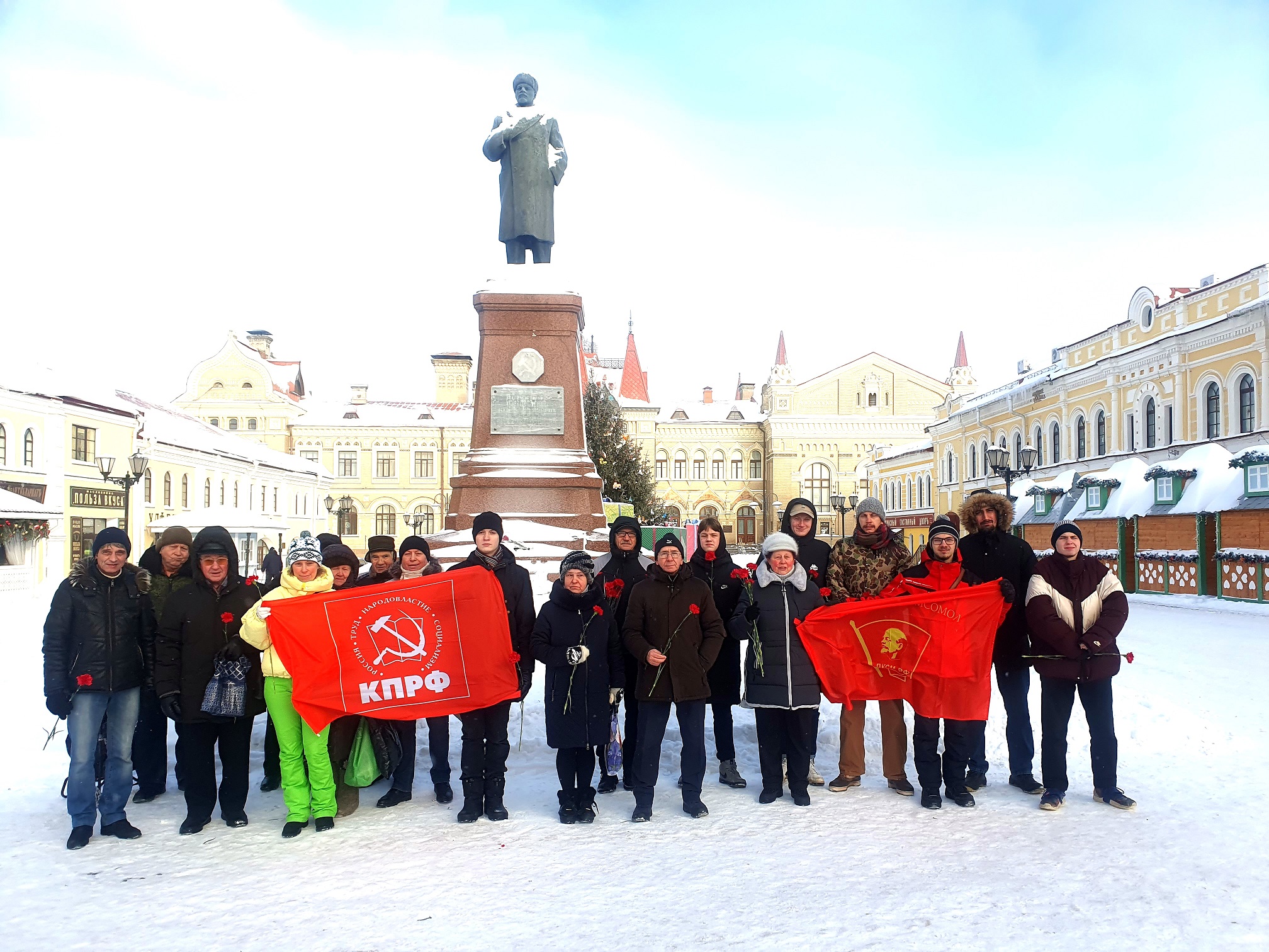 В Рыбинске возложили цветы к памятнику В. И. Ленину