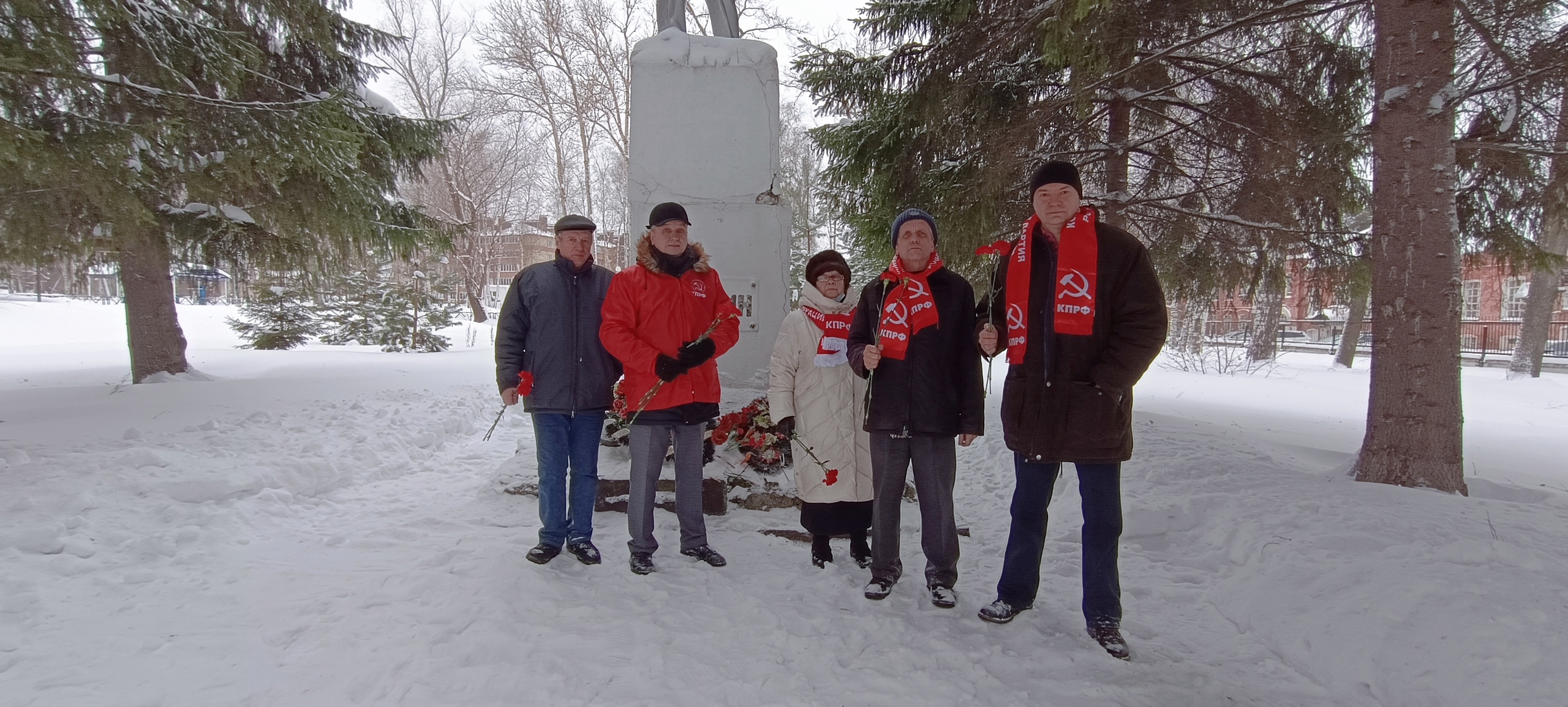 Коммунисты Дзержинского РК КПРФ почтили память вождя мирового пролетариата