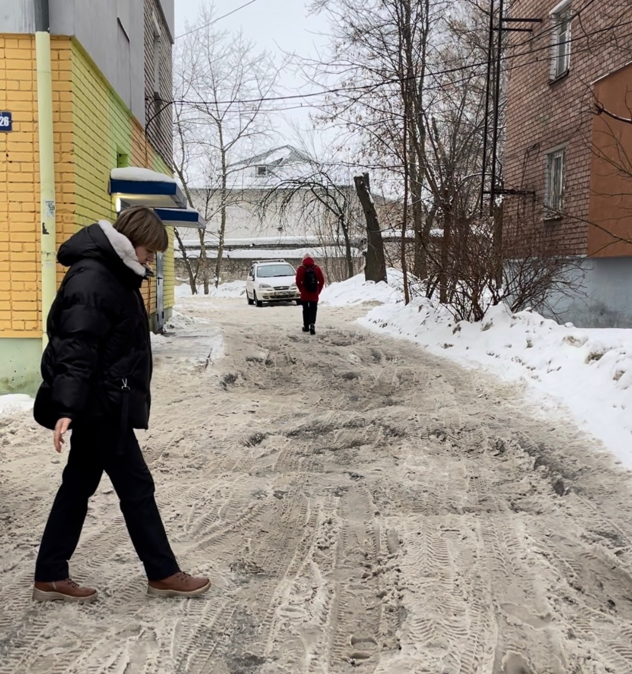 Депутат КПРФ Елена Кузнецова проинспектировала качество уборки снега во дворах