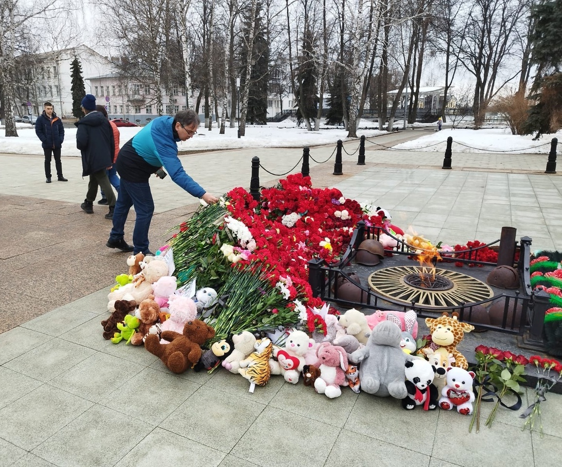 Коммунисты Заволжского района почтили память погибших в Крокус Сити Холле