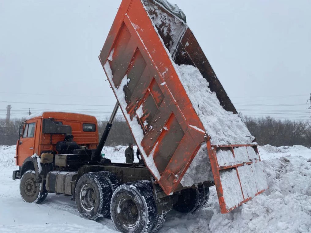 Городские власти Ярославля получили представление за складирование снега в Брагино