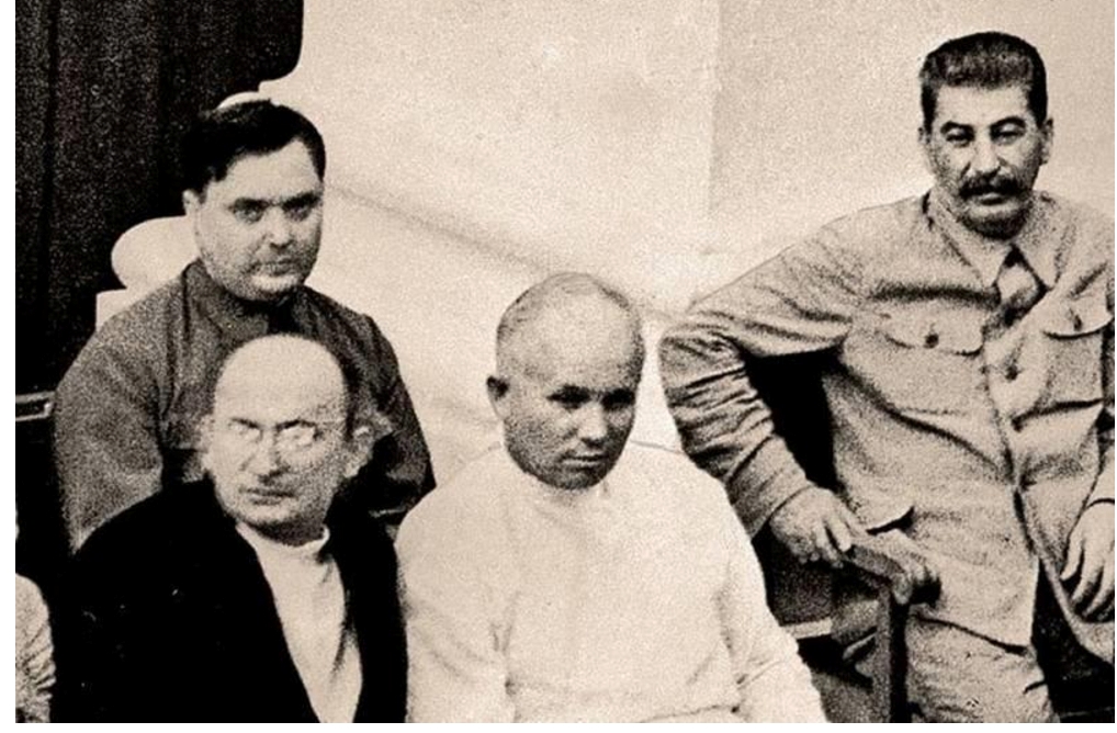 Сталин с рядом членов Политбюро: Л. Берия, Г. Маленков, Н. Хрущев