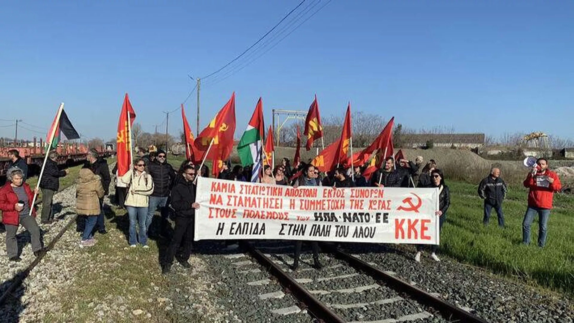 Греческие коммунисты остановили поезд с американскими танками в Александруполисе