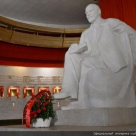 До начала форума делегаты возложили цветы к памятнику В.И. Ленину