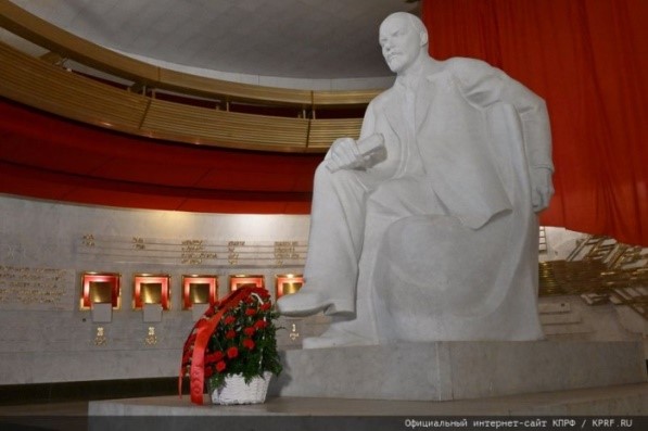 До начала форума делегаты возложили цветы к памятнику В.И. Ленину