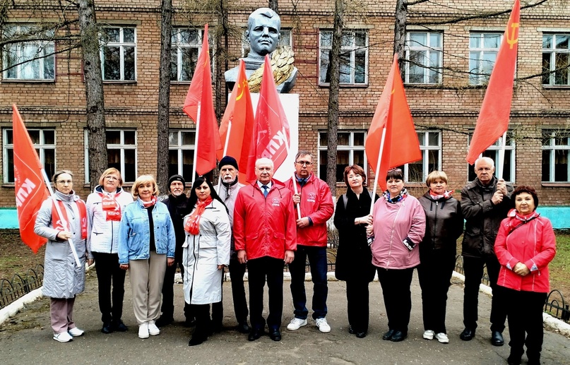 Коммунисты возложили цветы к бюсту Юрия Гагарина