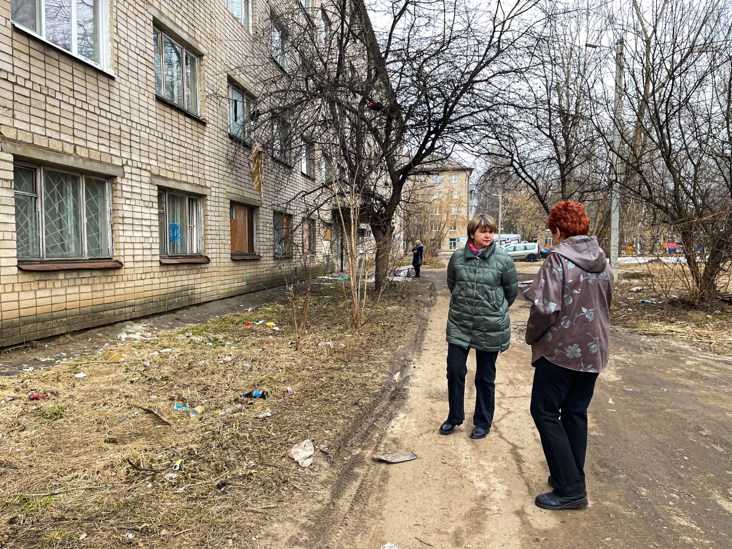 Простынь и сапоги – в Ярославле жители выбрасывают мусор из окон