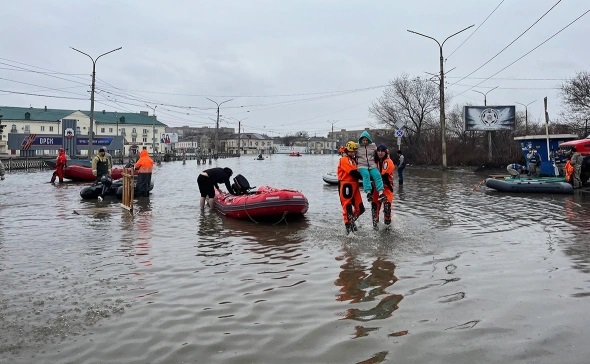 Губернатор потребовал на встрече с пострадавшими от потопа жителями Орска убрать телефоны