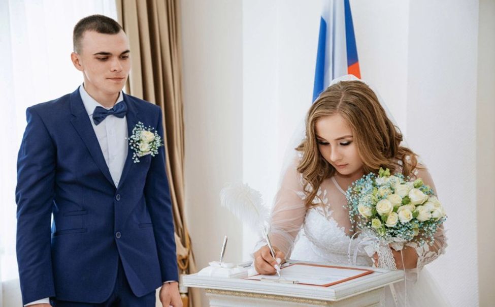 В России резко упало число браков