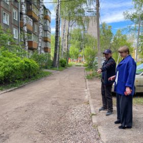 Елена Кузнецова проинспектировала состояние дворов в Дзержинском районе