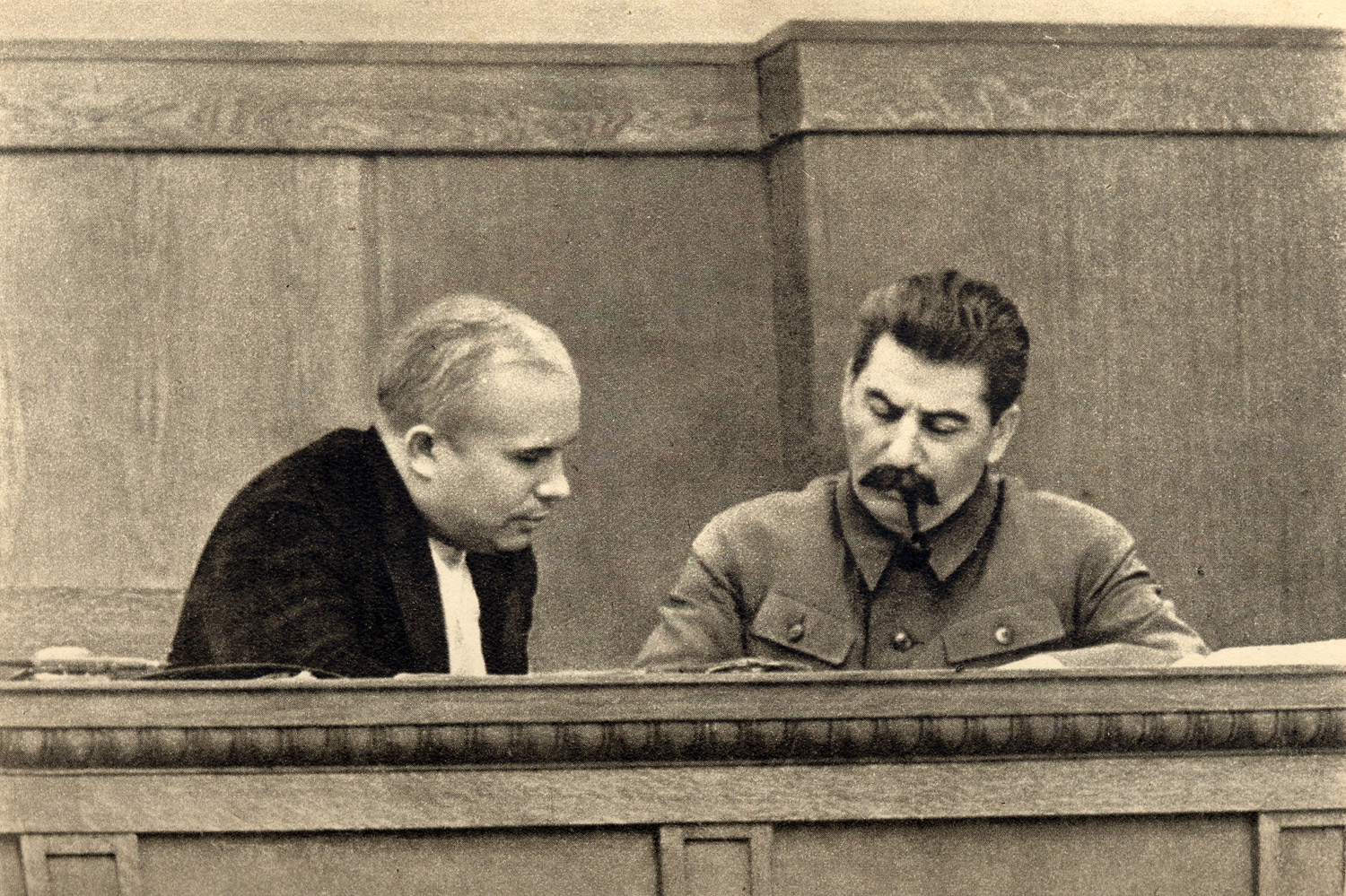 Сталин и Хрущев в президиуме сессии ЦИК СССР, январь 1936 года.