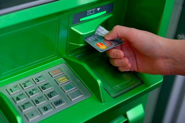 Банки начали «прятать» сверхдоходность по кредитным картам в экстра-высокие комиссии за снятие средств