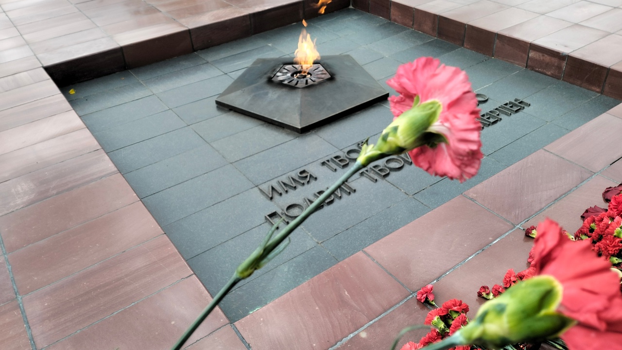 Коммунисты Карелии возложили цветы к Вечному огню в Петрозаводске