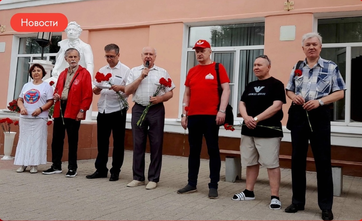 Ярославские коммунисты возложили цветы к памятнику А. С. Пушкину