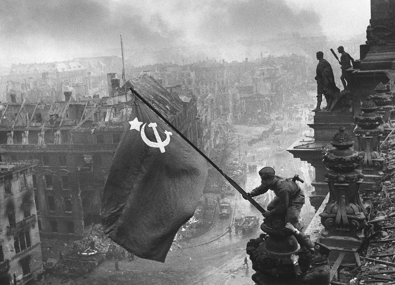 «Знамя победы над Рейхстагом». 2 мая 1945 года.