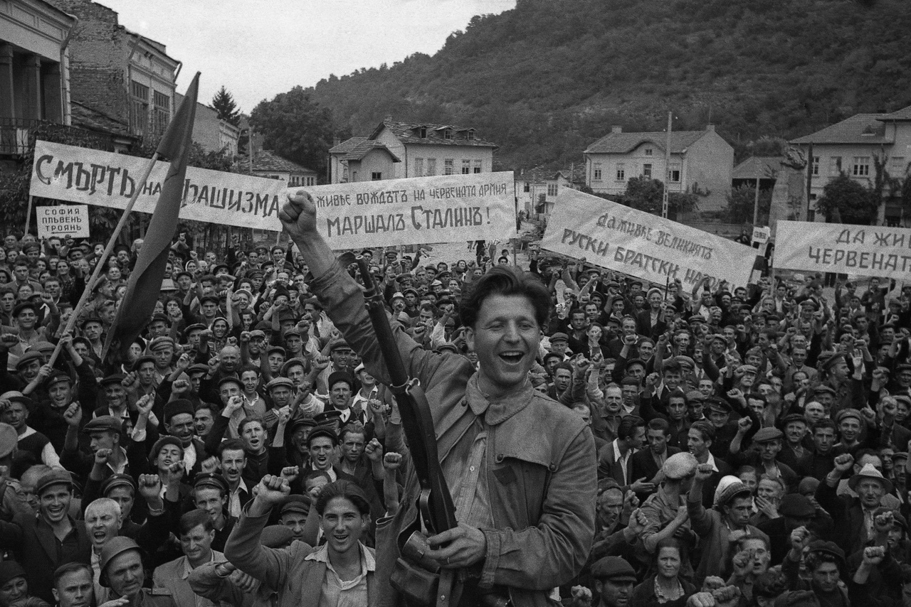 «Ликующая Болгария». Фотография сделана осенью 1944 года в городе Ловеч. В центре композиции болгарский партизан Коча Караджов.