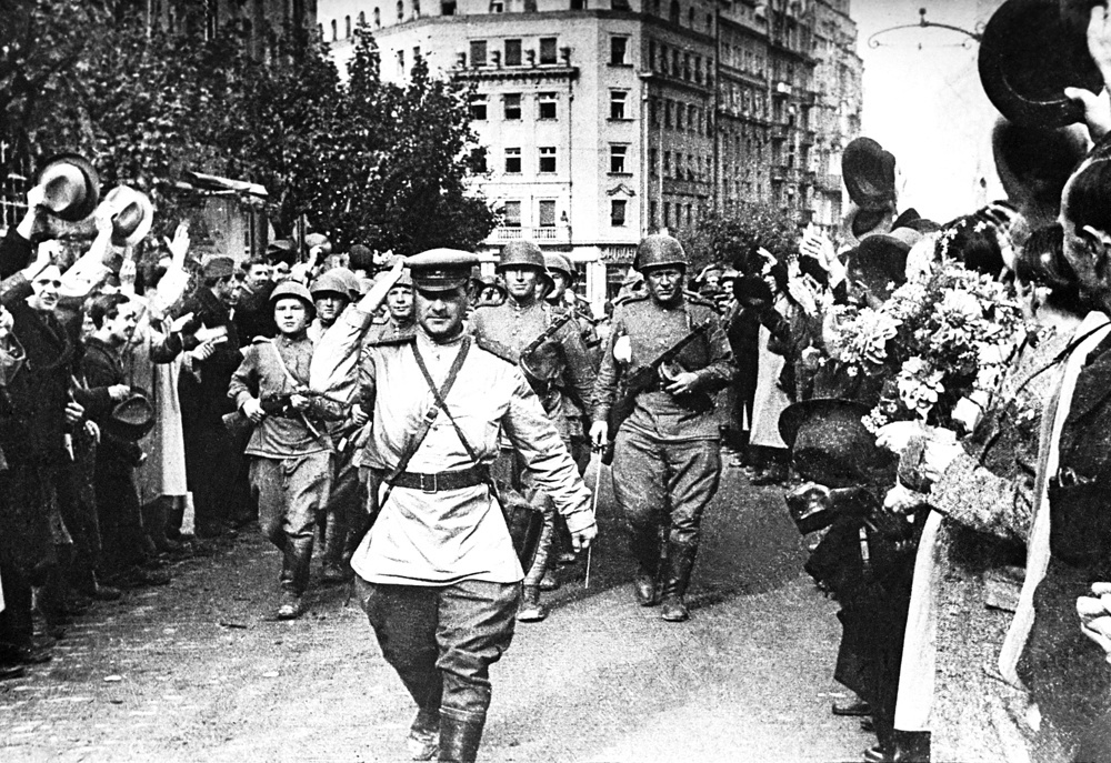 «Встреча советских воинов-освободителей в Белграде», Югославия, 1944 год.