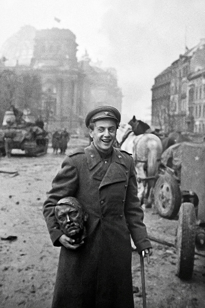 Евгений Долматовский около Бранденбургских ворот. Сувенир Победы, 2 мая 1945