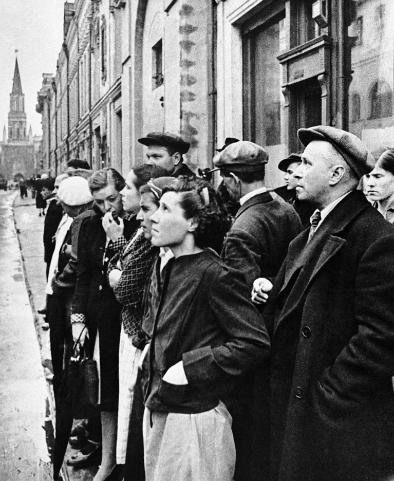 22 июня 1941 г. возле Кремля москвичи слушают трансляцию речи В.М. Молотова
